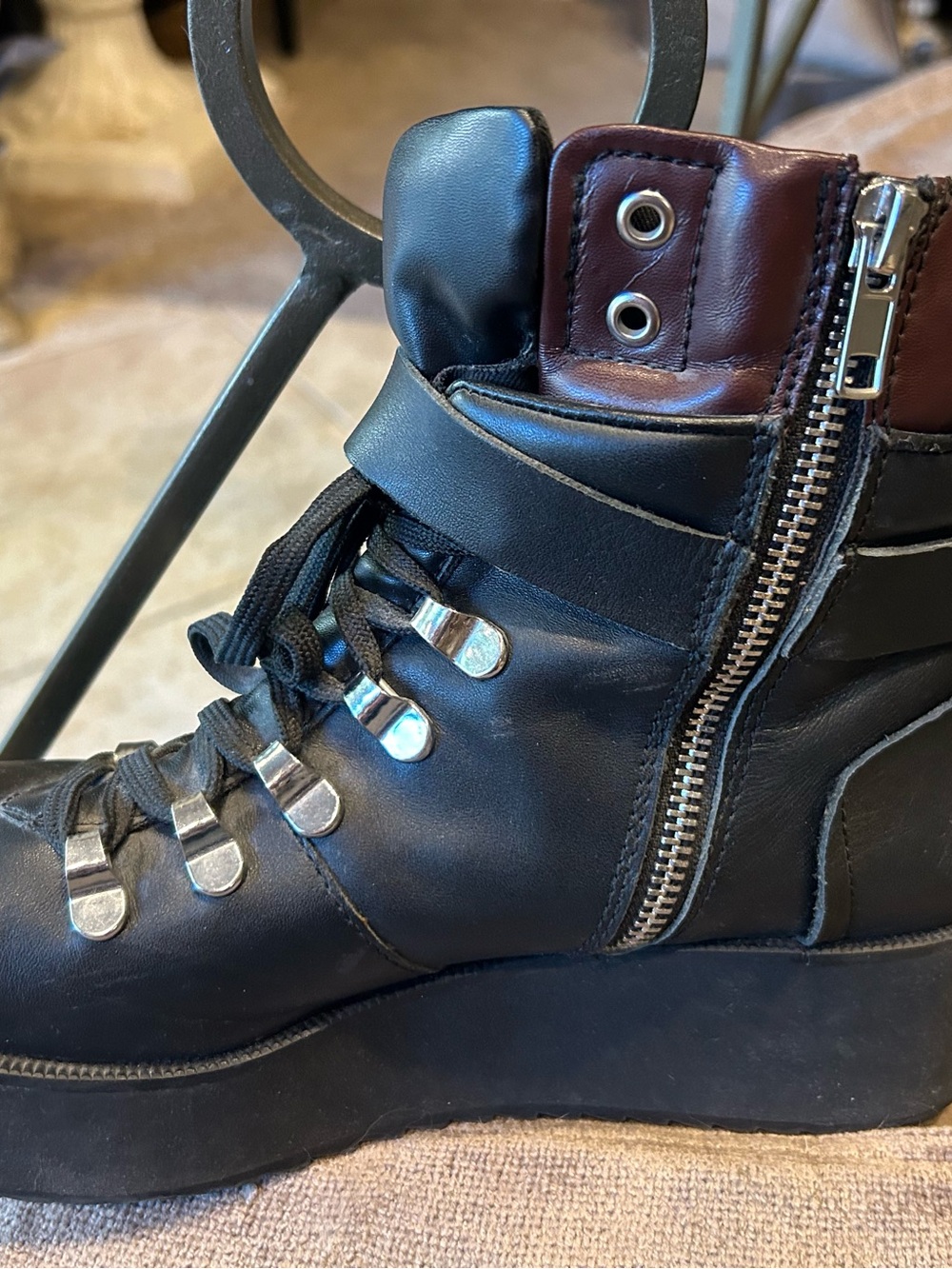 STEVE MADDEN Women’s Black and Burgundy Platform Hiker Boot—LIKE NEW size 7-1/2